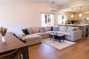 Smart-TV, Kamin, Tischfußball, Tischtennisplatte