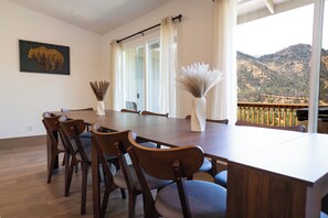 Dining - Shasta Lake Beautiful House w/ Hot Tub, BBQ, Ping Pong & Foosball Table (Redding)