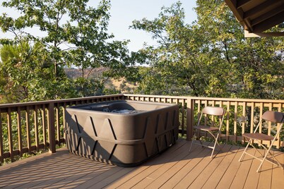 Shasta Lake Beautiful House w/ Hot Tub, BBQ, Ping Pong & Foosball Table