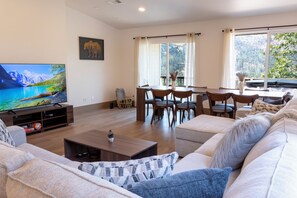 Smart-TV, Kamin, Tischfußball, Tischtennisplatte
