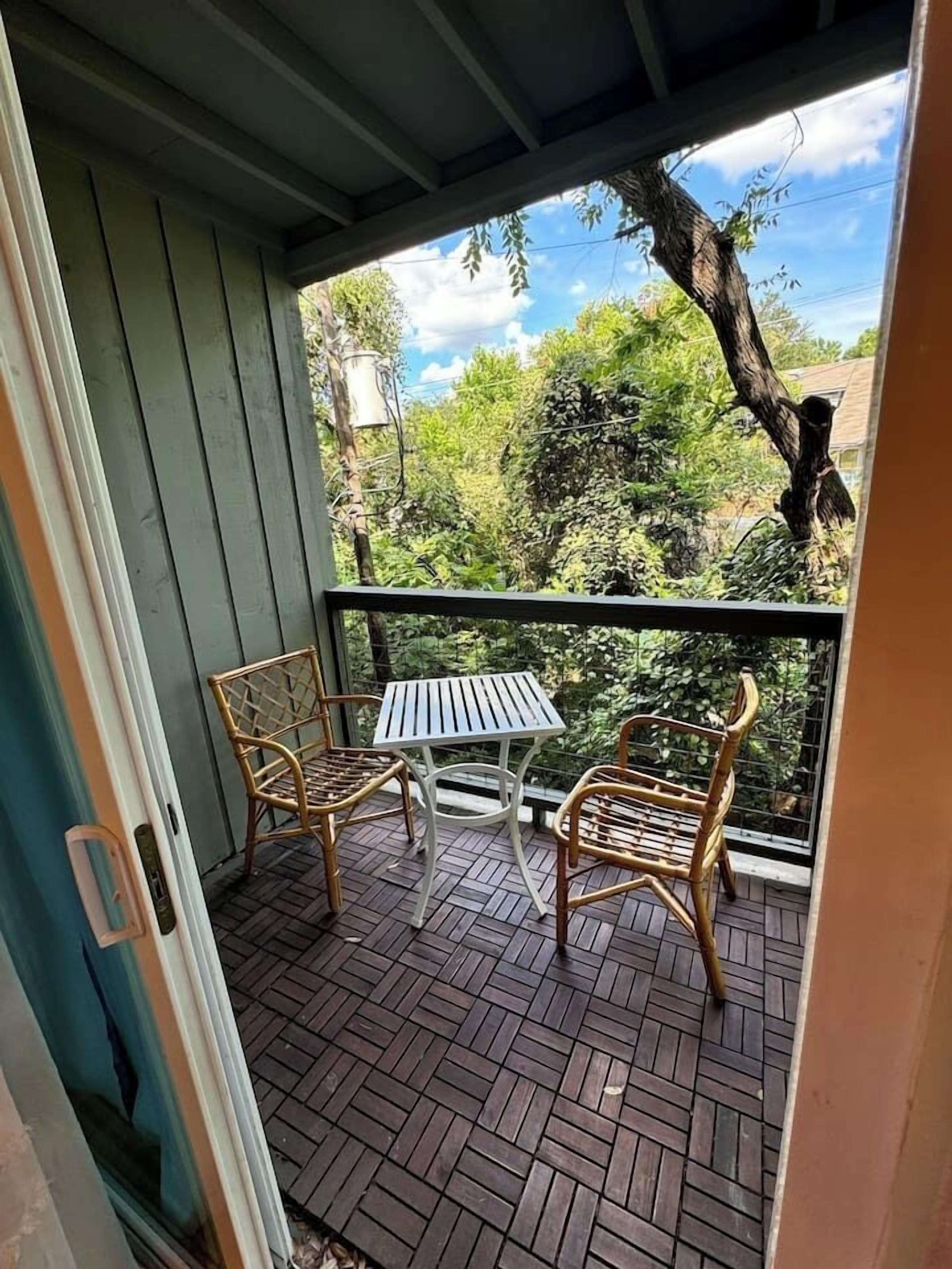2 bed w/Views Near Congress Ave