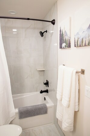 Hårføner, håndklær, såpe og sjampo