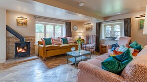 TV, fireplace - Upper Lodge at Kentchurch  - sleeps 6 guests  in 3 bedrooms (Kentchurch)