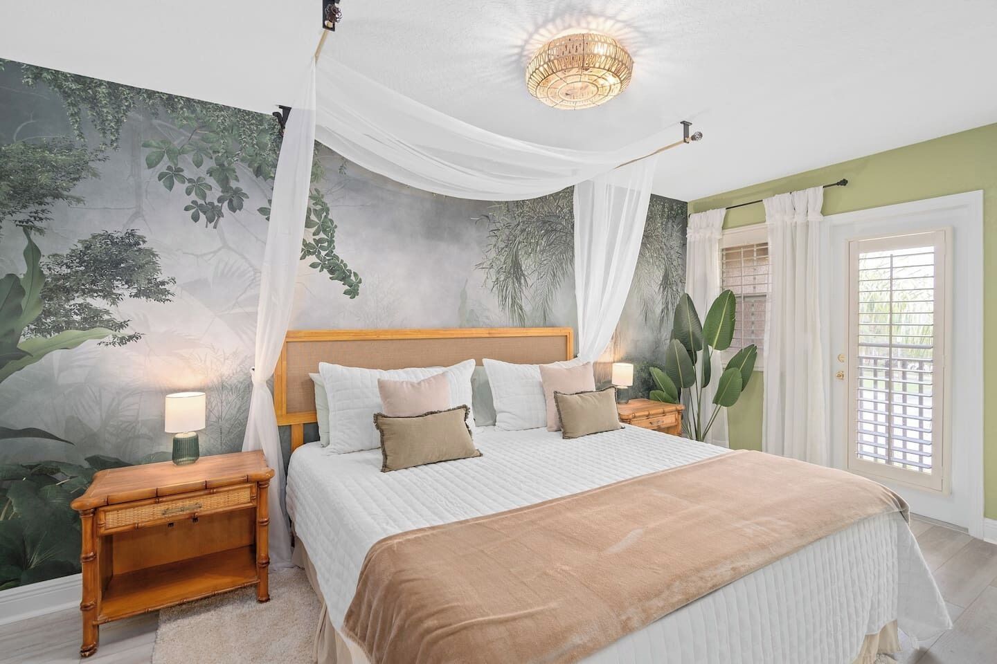 3 habitaciones, escritorio y tabla de planchar con plancha 