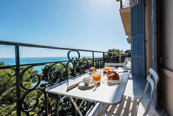 Outdoor dining - Cap Martin, Roquebrune-Cap-Martin, France (Roquebrune-Cap-Martin)