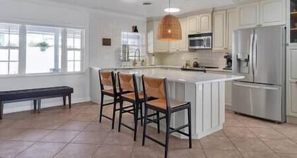 Beautiful Lakefront Gem ~ Pool ~ Fishing ~ 5 Star Location