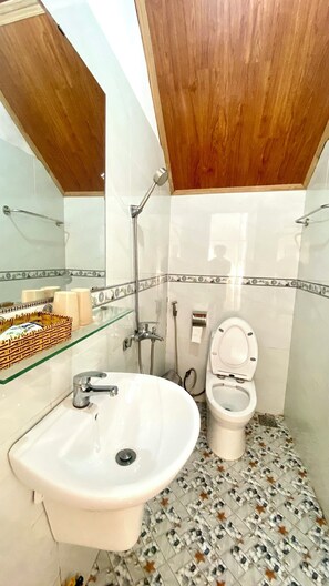 Shower, free toiletries, hair dryer, slippers - Ruby Peace Hotel (Da Lat)