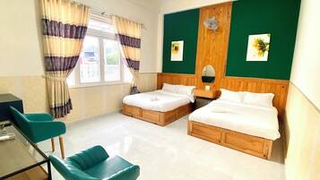 Quarto quádruplo luxo, para não fumantes, banheiro privativo | Escrivaninha, espaço de trabalho para notebook, quartos à prova de som