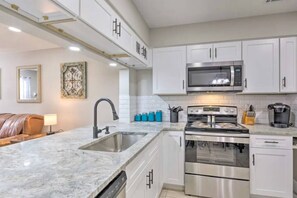 Refrigerador, microondas, horno y parrilla de estufa 