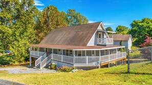 Exterior - Fancy Farmhouse-Wrap around deck! Game room! Movie Theater Room! Great location! (Sevierville)