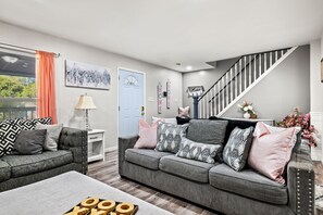 Smart TV - Fancy Farmhouse-Wrap around deck! Game room! Movie Theater Room! Great location! (Sevierville)