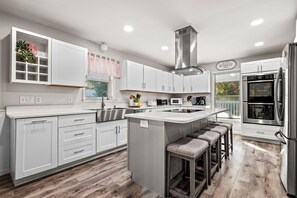 Fridge, microwave, oven, stovetop - Fancy Farmhouse-Wrap around deck! Game room! Movie Theater Room! Great location! (Sevierville)