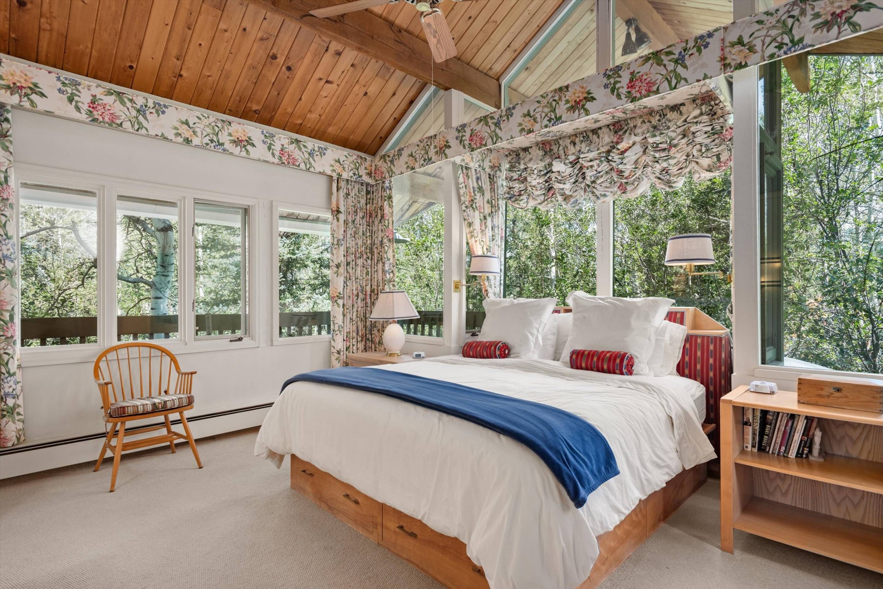 6 bedrooms, desk, free WiFi, bed sheets