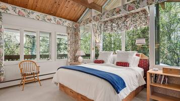 6 bedrooms, desk, free WiFi, bed sheets