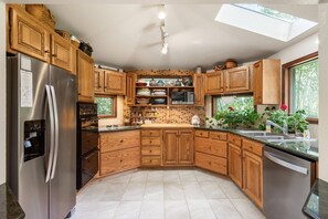 Fridge, microwave, stovetop, dishwasher