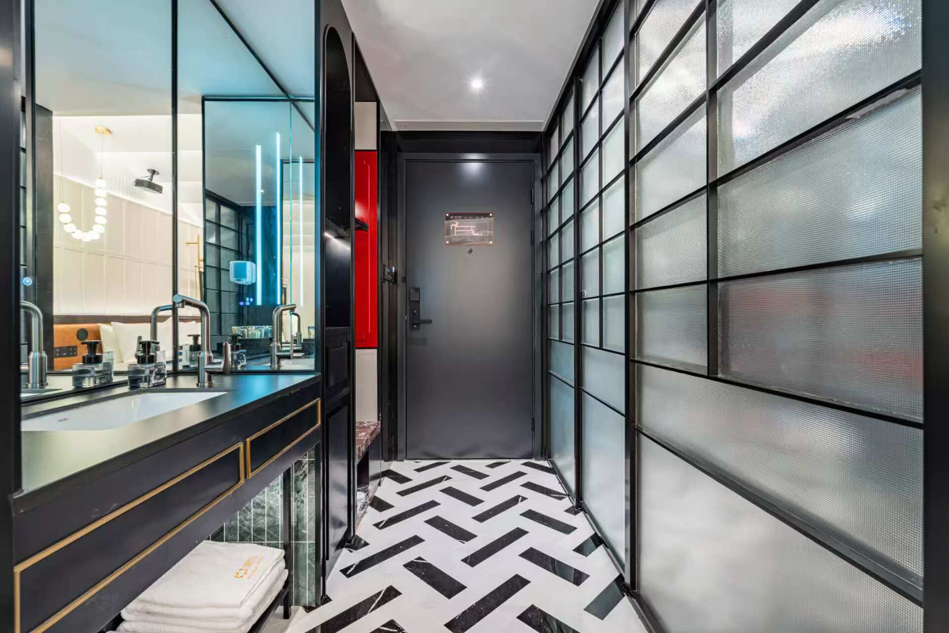 Comfort Double Room | Bathroom | Shower, rainfall showerhead, free toiletries, hair dryer