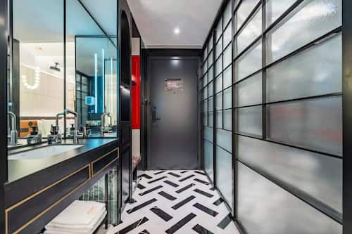 Chambre Double Confort | Salle de bain | Douche, douche à « effet pluie », articles de toilette gratuits