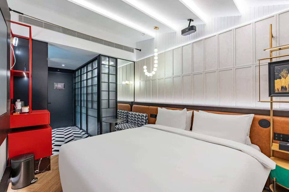 ห้องคอมฟอร์ทดับเบิล | เครื่องนอนระดับพรีเมียม, ผ้านวมขนเป็ด, เตียงเมมโมรีโฟม, มินิบาร์ฟรี