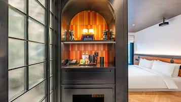 Kamar Eksklusif | Seprai premium, selimut bulu angsa, busa memori, dan minibar gratis