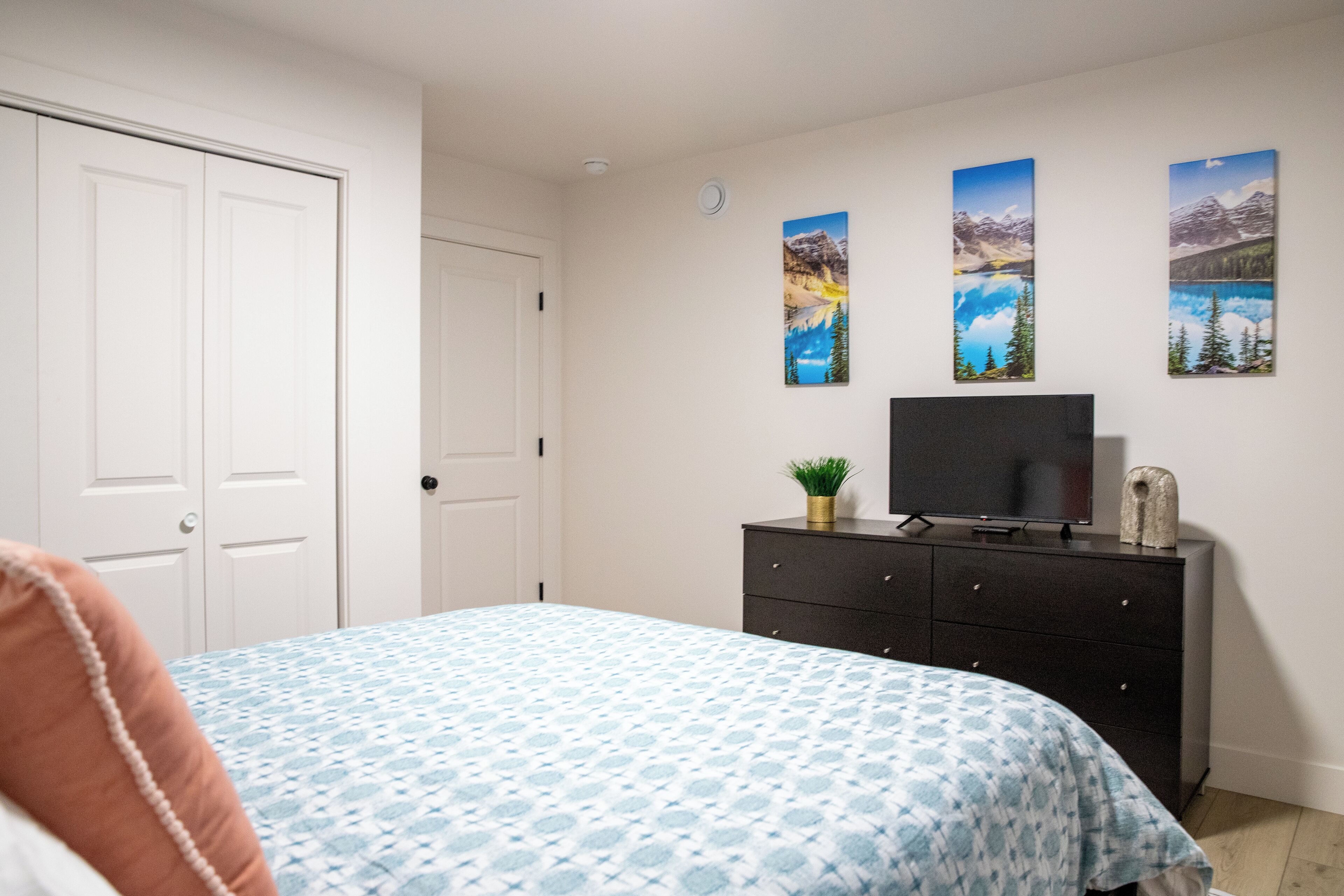 2 habitaciones, tabla de planchar con plancha, wifi y ropa de cama 