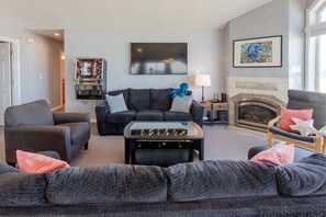 Smart TV, chimenea, futbolito y biblioteca musical 