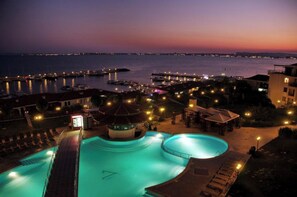 A nighttime view of a resort with a swimming pool, a gazebo, and a marina. - DIAMOND Apart Complex (Sveti Vlas)