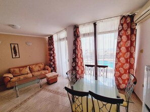 Apartment | Living room | 34-cm flat-screen TV with cable channels - DIAMOND Apart Complex (Sveti Vlas)