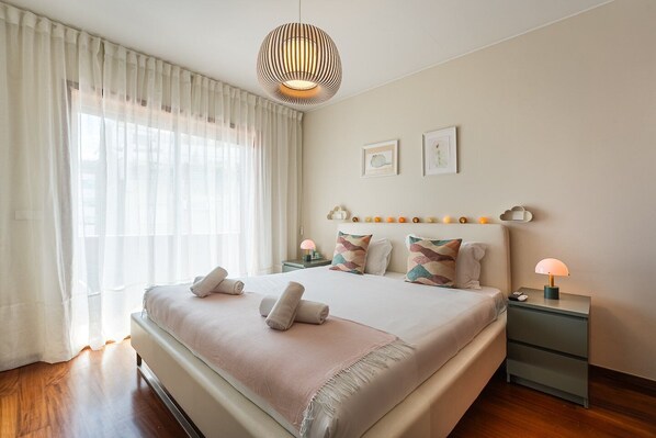 2 bedrooms, desk, iron/ironing board, internet