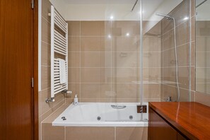 Dusche, Haartrockner, Handtücher, Seife