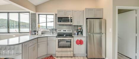 Refrigerador, microondas, parrilla de estufa y cafetera y tetera