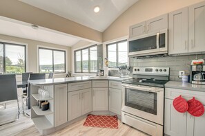 Fridge, microwave, stovetop, coffee/tea maker - Walk to Harveys Lake! Modern Apt w/ Water Views (Harveys Lake)