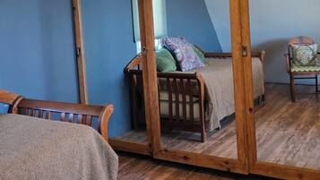 2 bedrooms, iron/ironing board, free WiFi, bed sheets