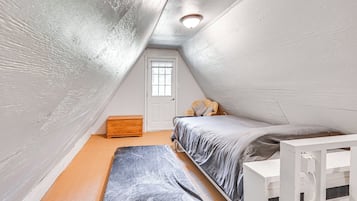 3 bedrooms, iron/ironing board, internet, bed sheets