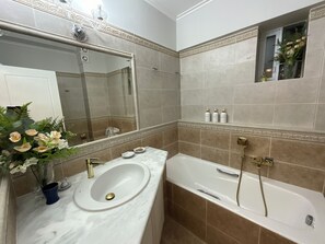 Asciugacapelli, asciugamani, sapone, shampoo