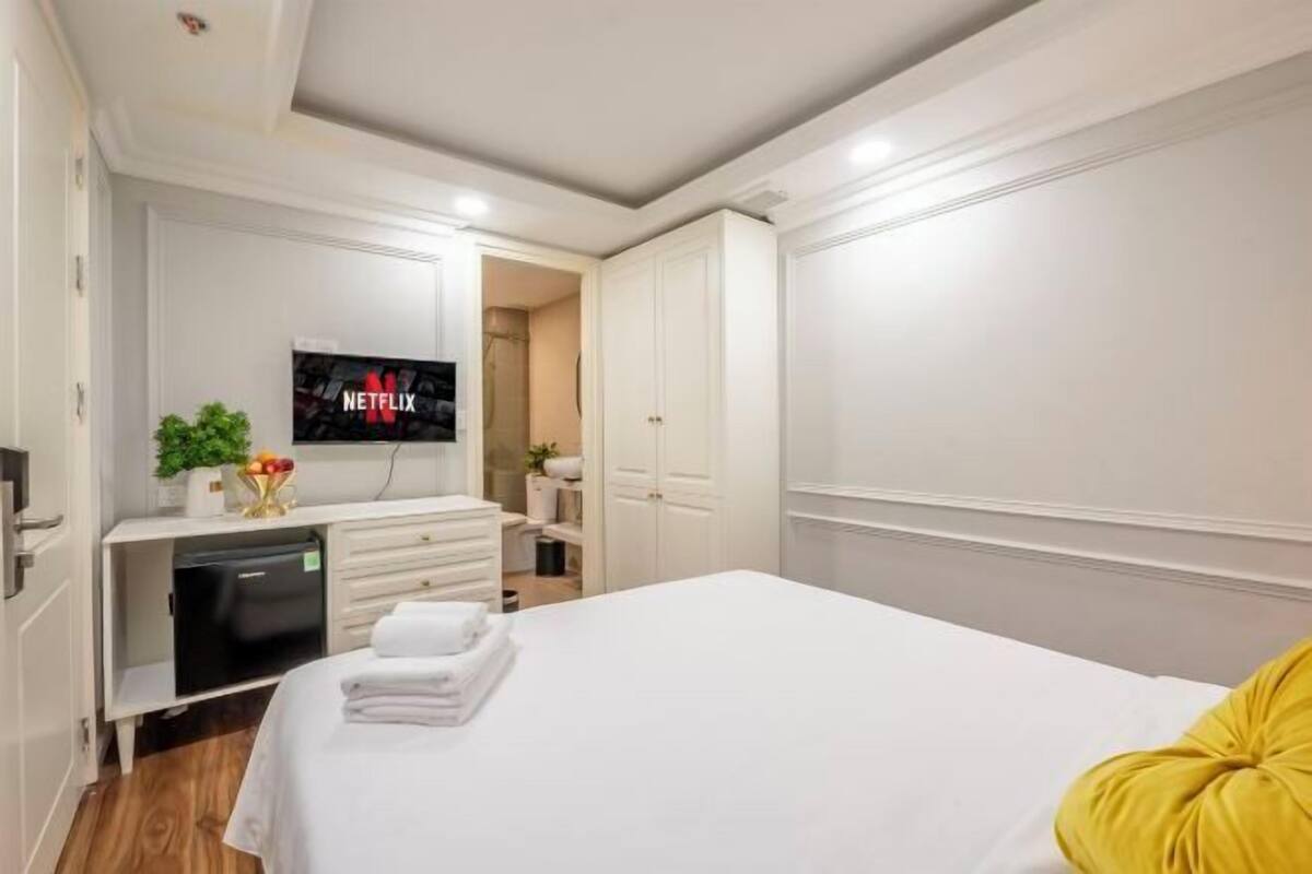 Minibar, WiFi (free), bed sheets
