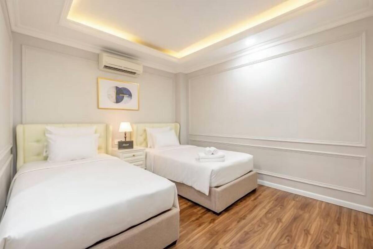 Minibar, WiFi (free), bed sheets