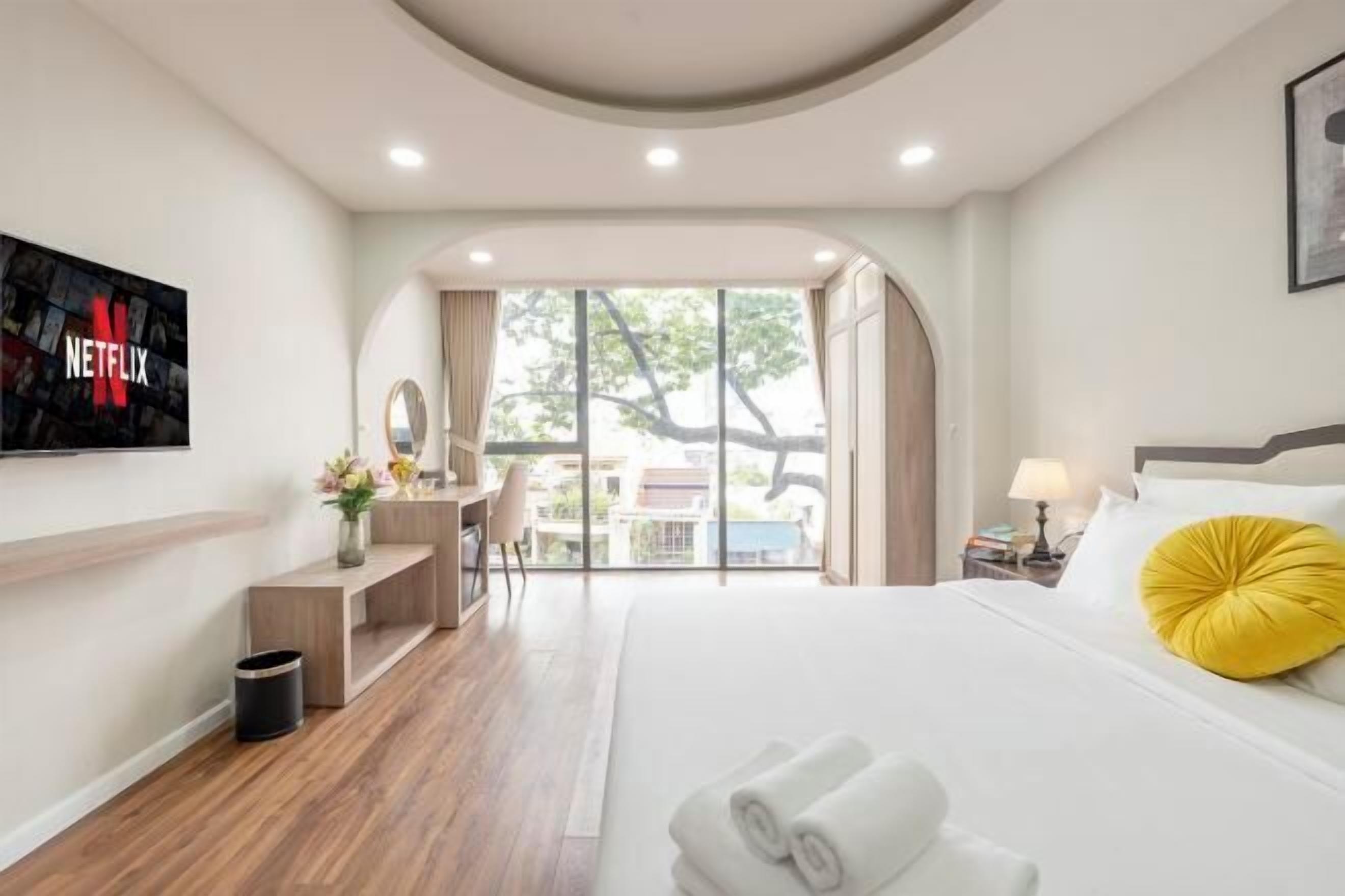 Minibar, free WiFi, bed sheets