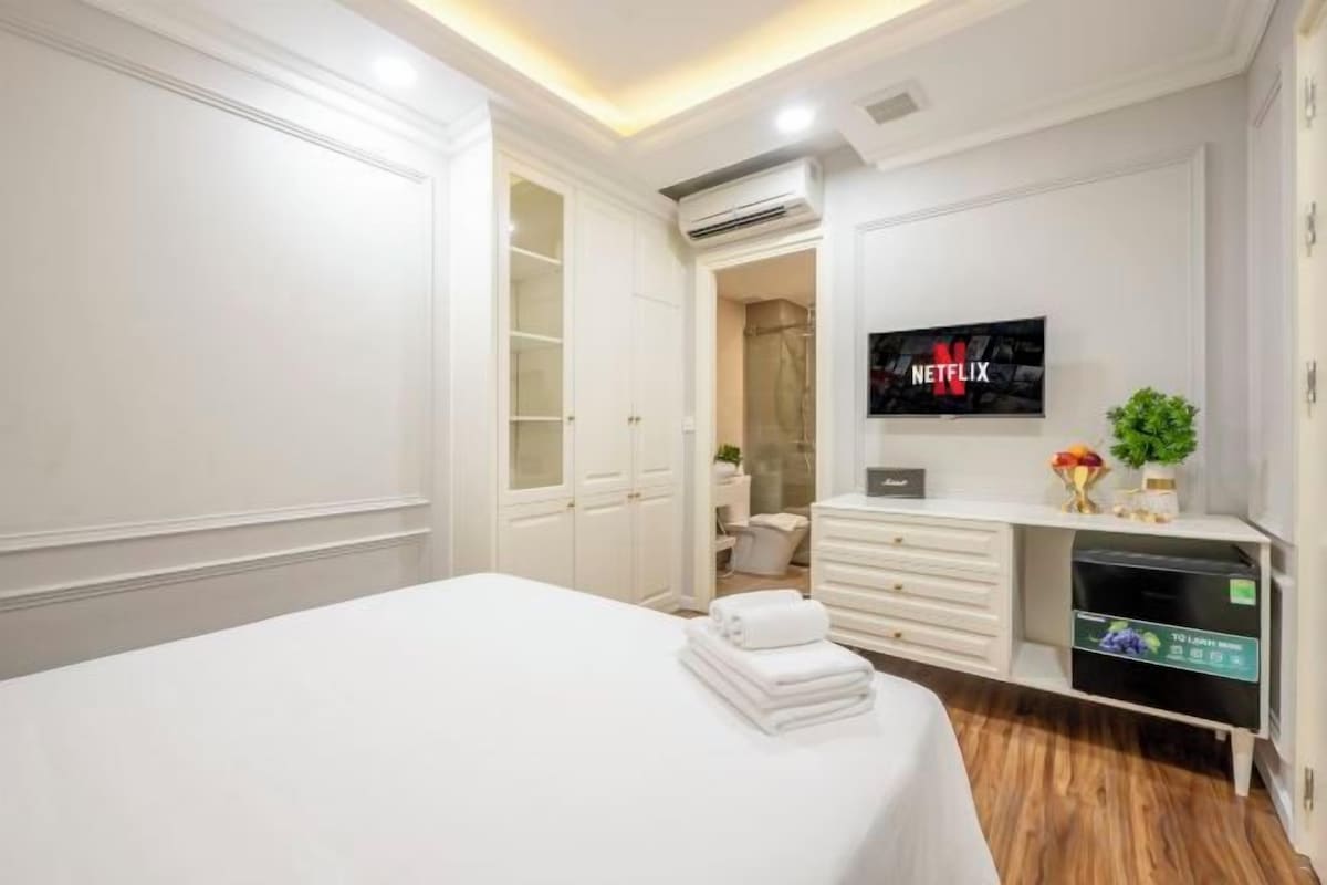 Minibar, free WiFi, bed sheets