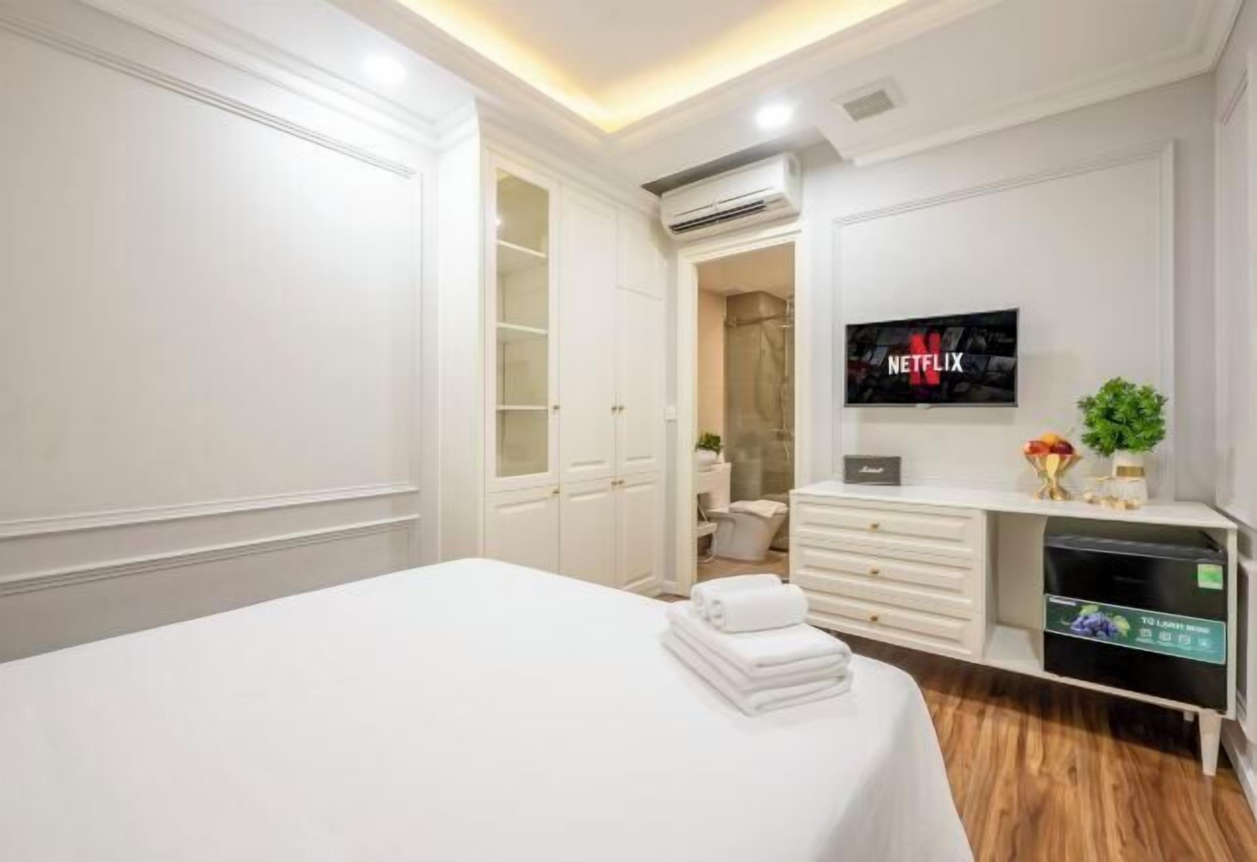 Minibar, free WiFi, bed sheets