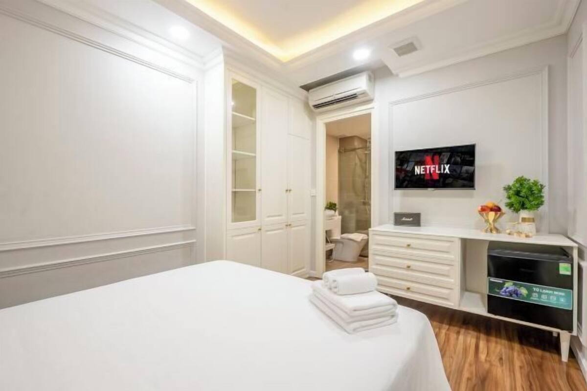 Minibar, WiFi (free), bed sheets