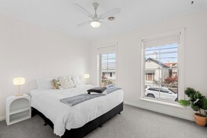 3 Schlafzimmer, Schreibtisch, Bügeleisen/Bügelbrett, WLAN