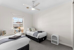 3 habitaciones, escritorio, tabla de planchar con plancha y wifi 