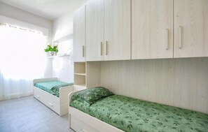 2 habitaciones, cuna de viaje, wifi gratis y ropa de cama