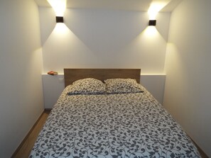 1 slaapkamer, een strijkplank/strijkijzer, internet, beddengoed