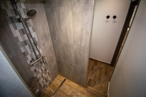 Ducha, artículos de higiene personal gratuitos y secador de pelo