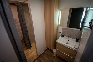 Dusche, kostenlose Toilettenartikel, Haartrockner, Bademäntel