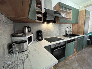 Kühlschrank, Mikrowelle, Ofen, Herdplatte