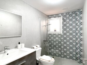 Dusche, Haartrockner, Handtücher