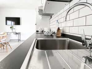 冷蔵庫、電子レンジ、オーブン、コーヒー / ティーメーカー