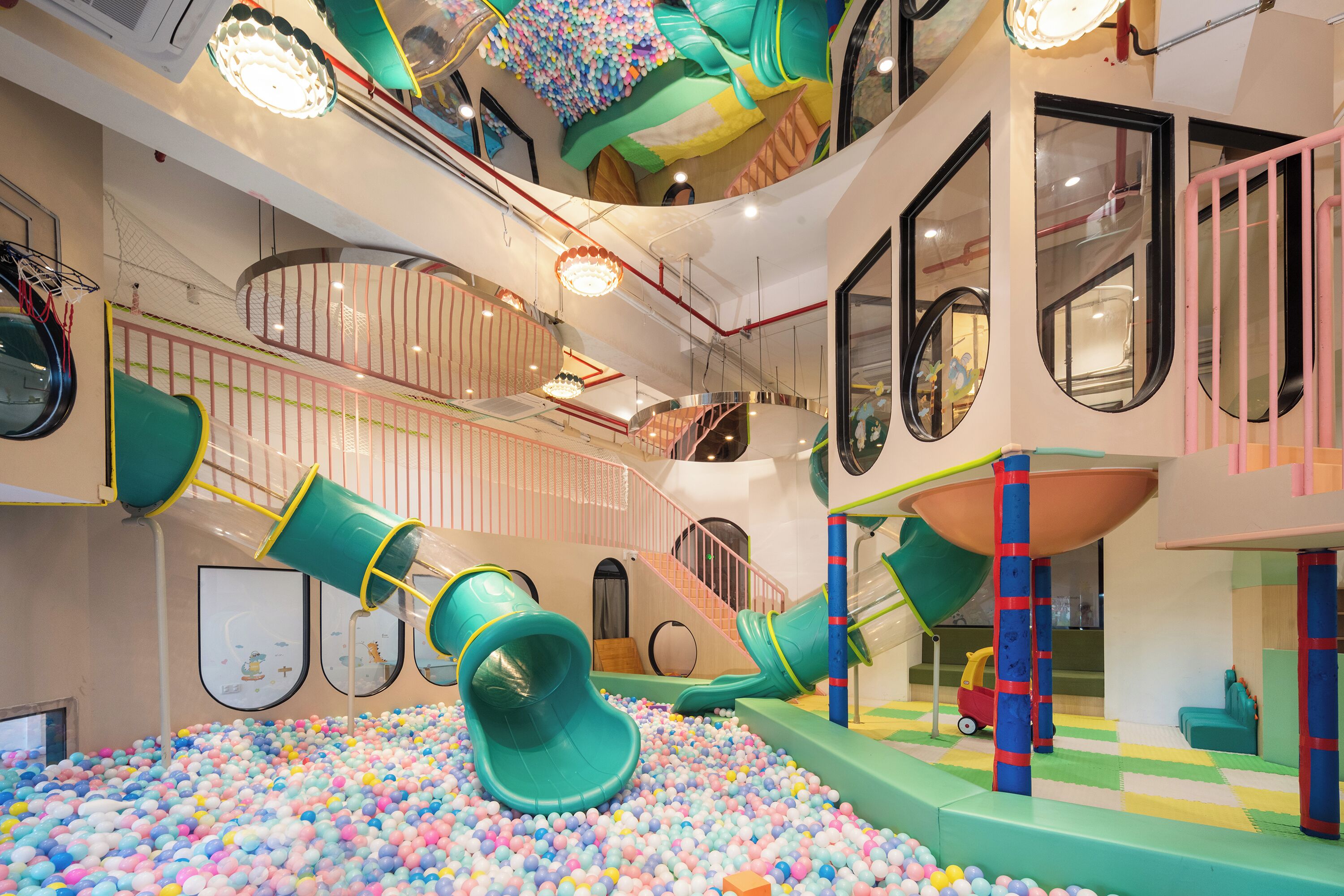 Área de juegos infantiles techada